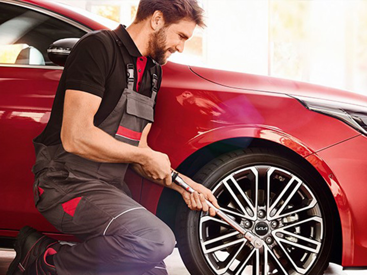 Mechanic shows the customer a genuine part from Kia