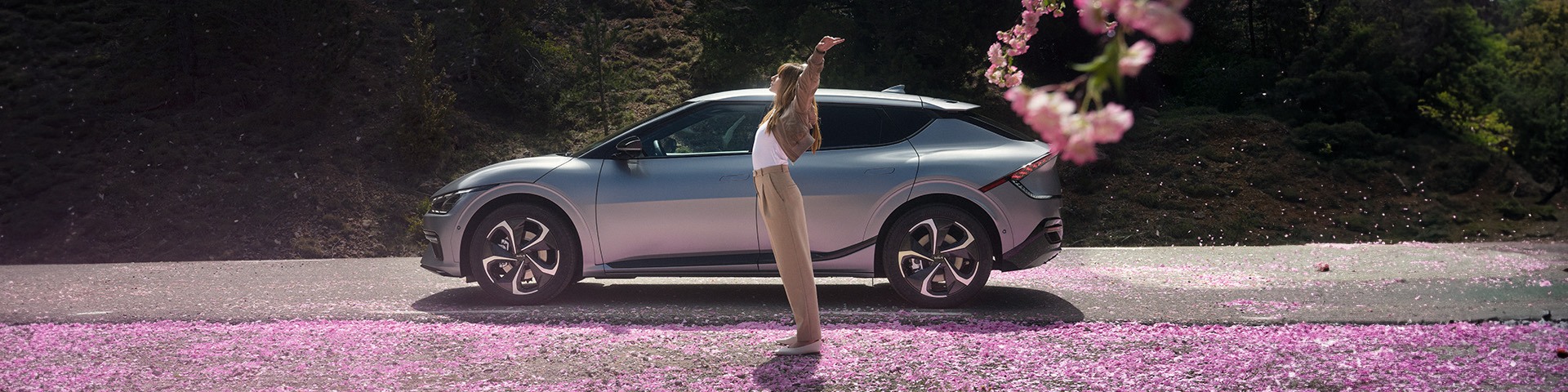 EV6 mit Kirschblüten