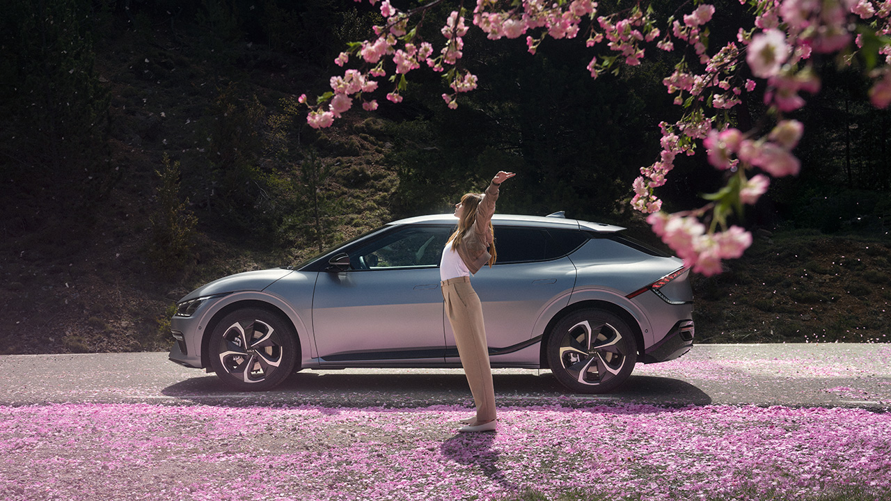 Kia EV6 mit blühenden Bäumen