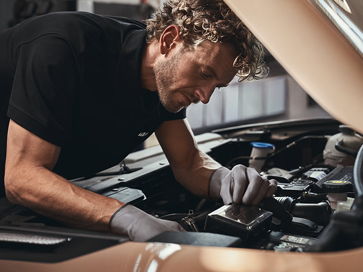 Innen, außen, Motorraum oder Karosserie: Die Kia  Vertragswerkstätten haben jeden Schaden an Ihrem Kia schnell im Griff – egal wo.