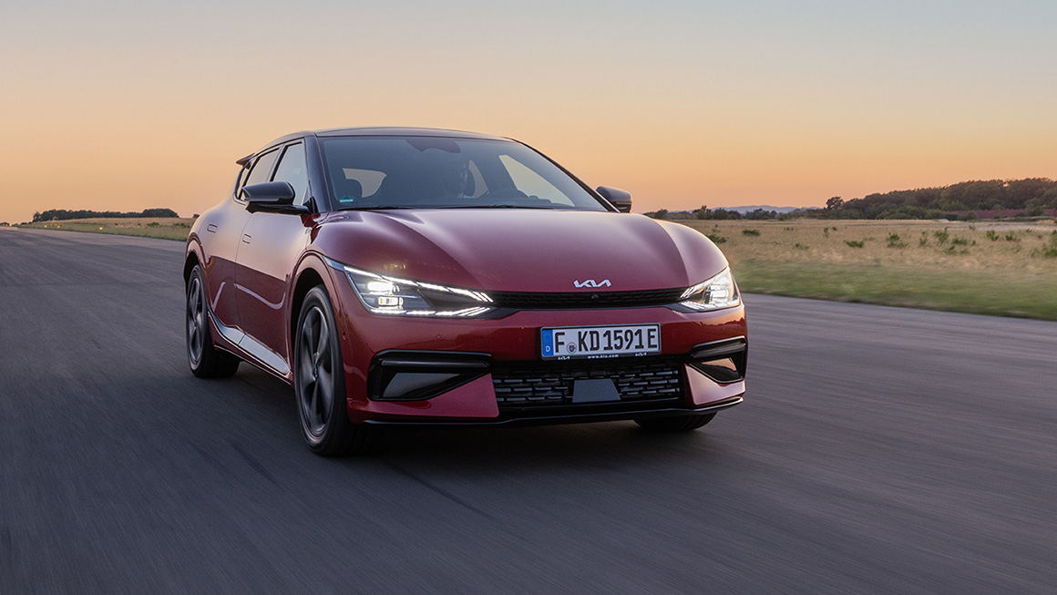 Kia EV6, Business-Paket, rotes Fahrzeug auf Straße
