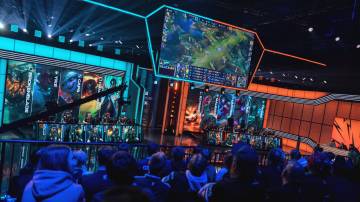 Spieler auf der LoL EMEA Championship, Bühne mit Publikum