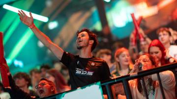 Jubelnde Fans im Stadion bei der LoL EMEA Championship