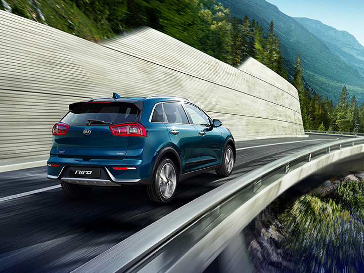 Kia Niro outdoor diving scene