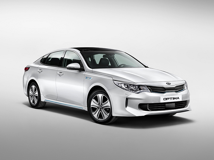 Kia Optima PHEV Plug-in Hybrid 3/4 front turned wheels