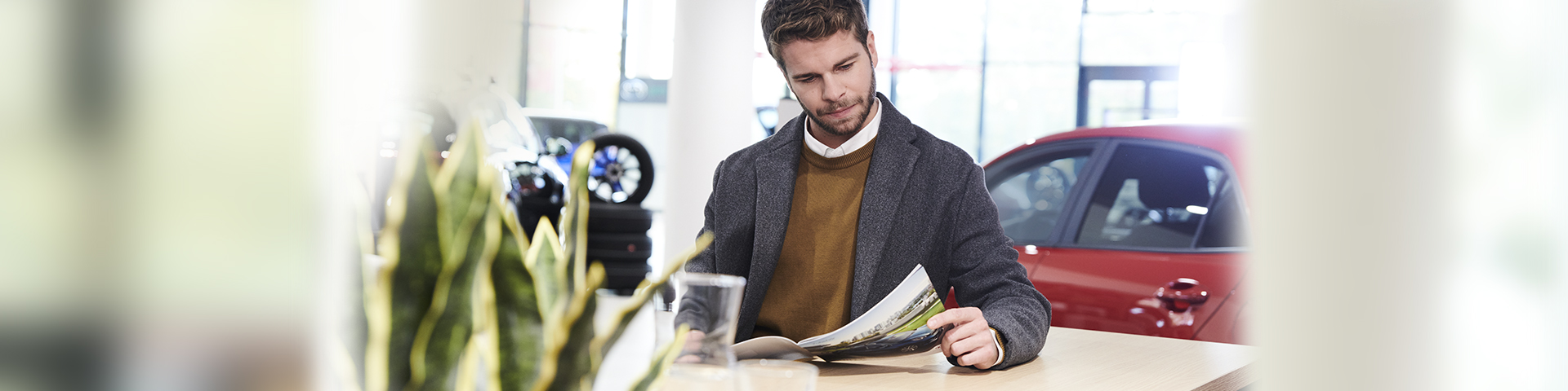 Client qui tient la montre Kia