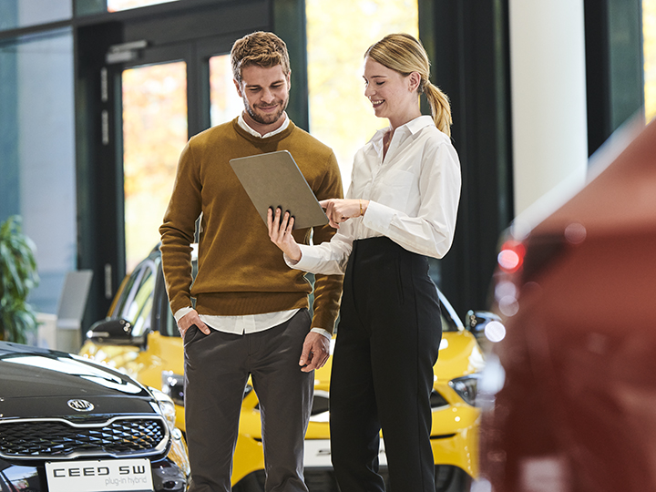 Kontaktujte servisního partnera - Vyhledání dealera - Zákaznice hledá nejbližšího dealera