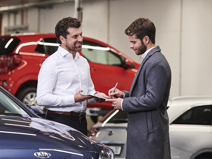 Mechanic shows the customer the fixed prices offer