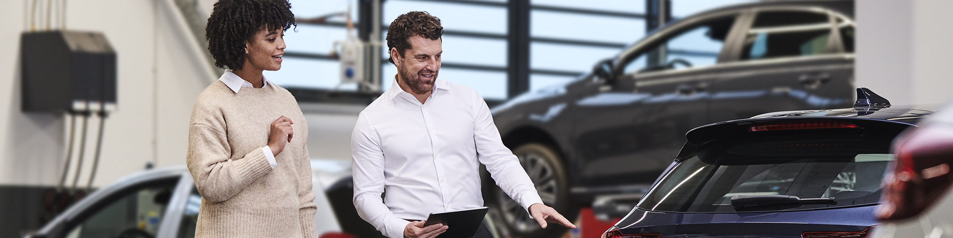 Mechanic shows the customer a genuine part from Kia