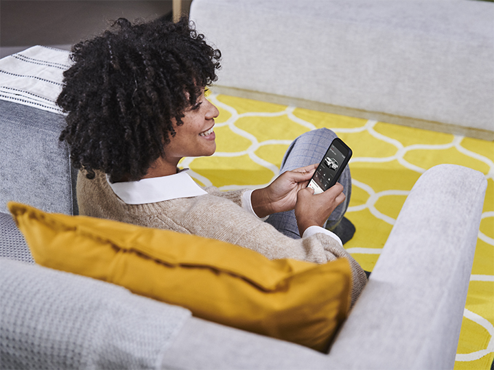 Un homme tient un smartphone avec l'appli MyKia