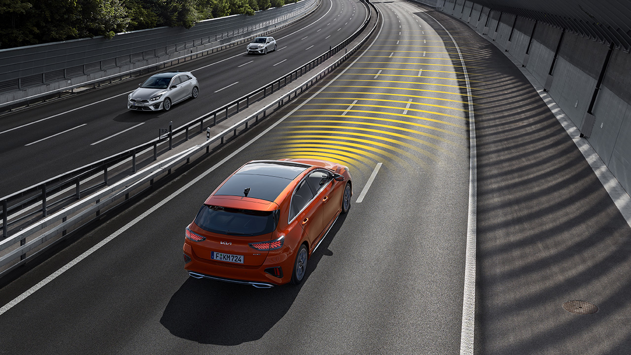 Kia Highway Driving Assist & Navigation-based Udvidet motorvejsassistent (HDA) med navigationsbaseret adaptiv fartpilot*Smart Cruise Control