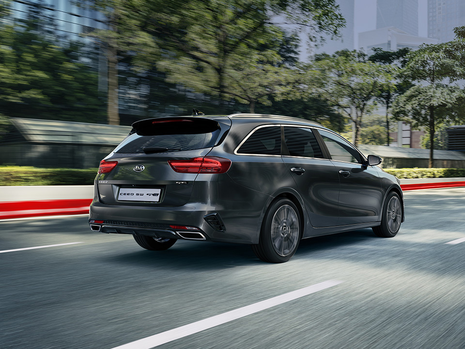 La Kia Ceed Sportswagon GT Line dans les rues urbaines