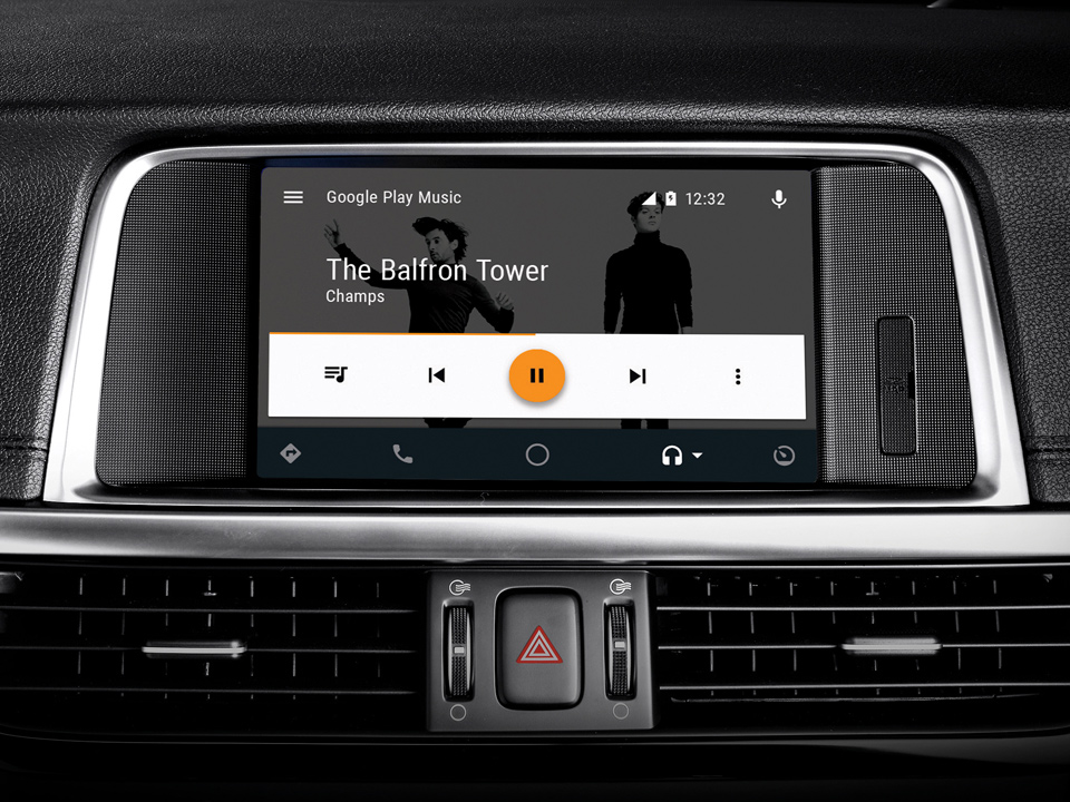 Sistema di infotainment di una vettura Kia che riproduce musica.