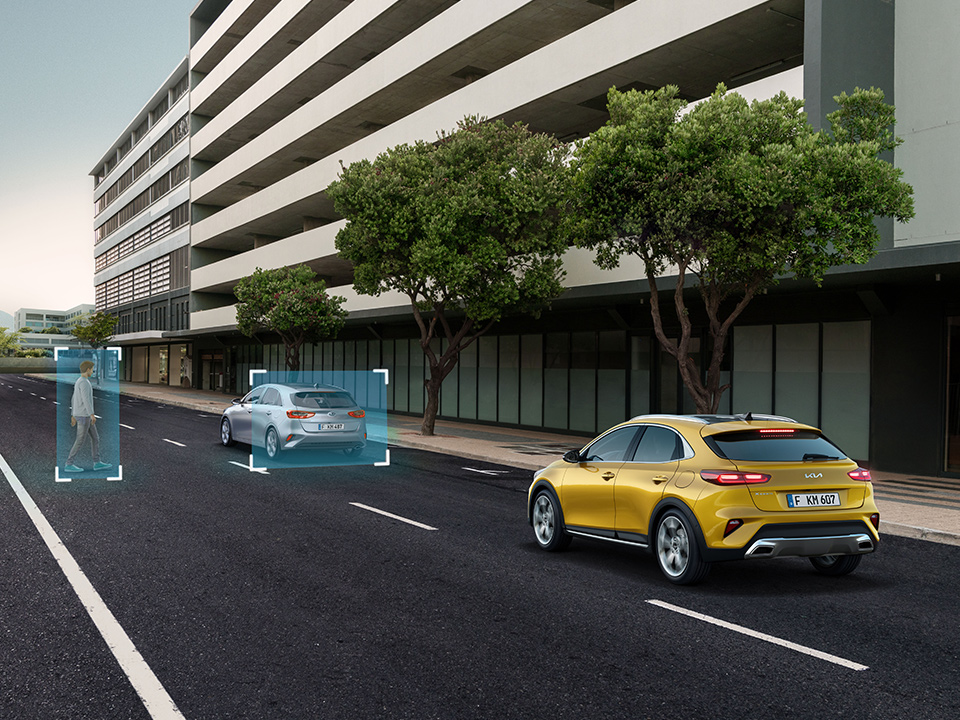 Kia XCeed crossover coupé forward collision-avoidance assist
