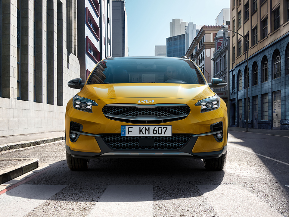 Kia XCeed crossover coupé front view